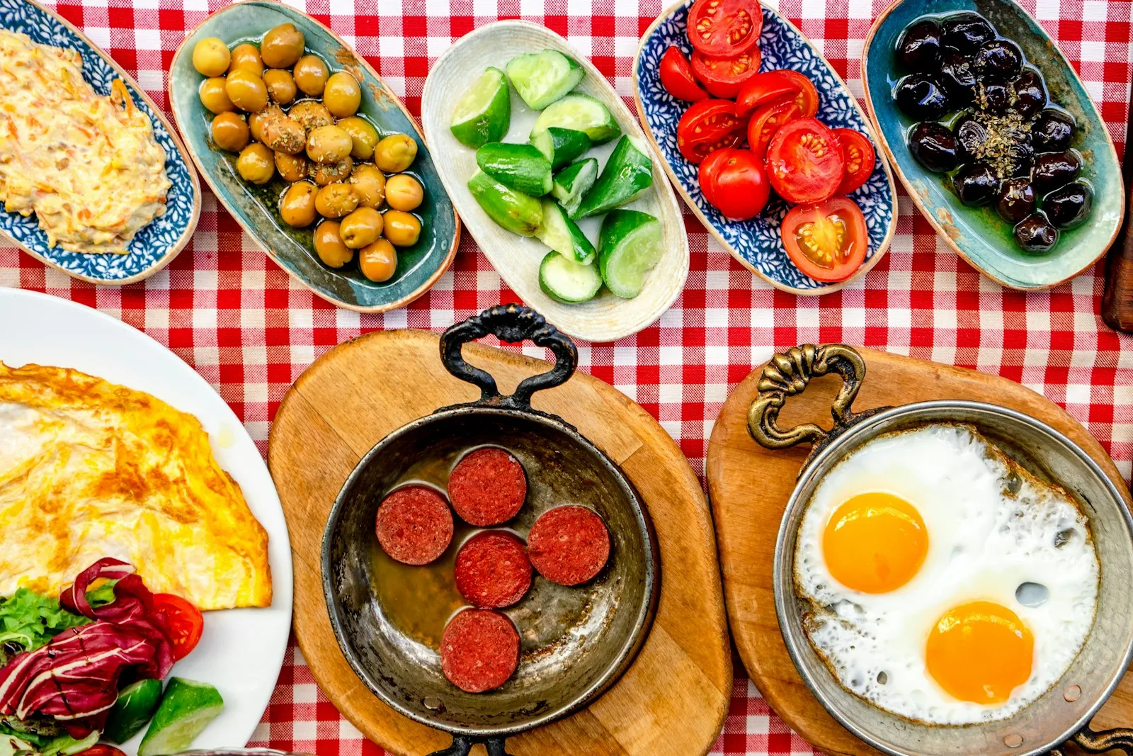 Türkisches Frühstück mit Sucuk-Ei, Oliven, Tomaten und Gurken