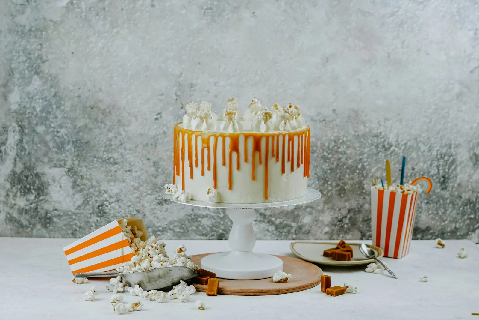 Hohe Torte mit Karamellguss