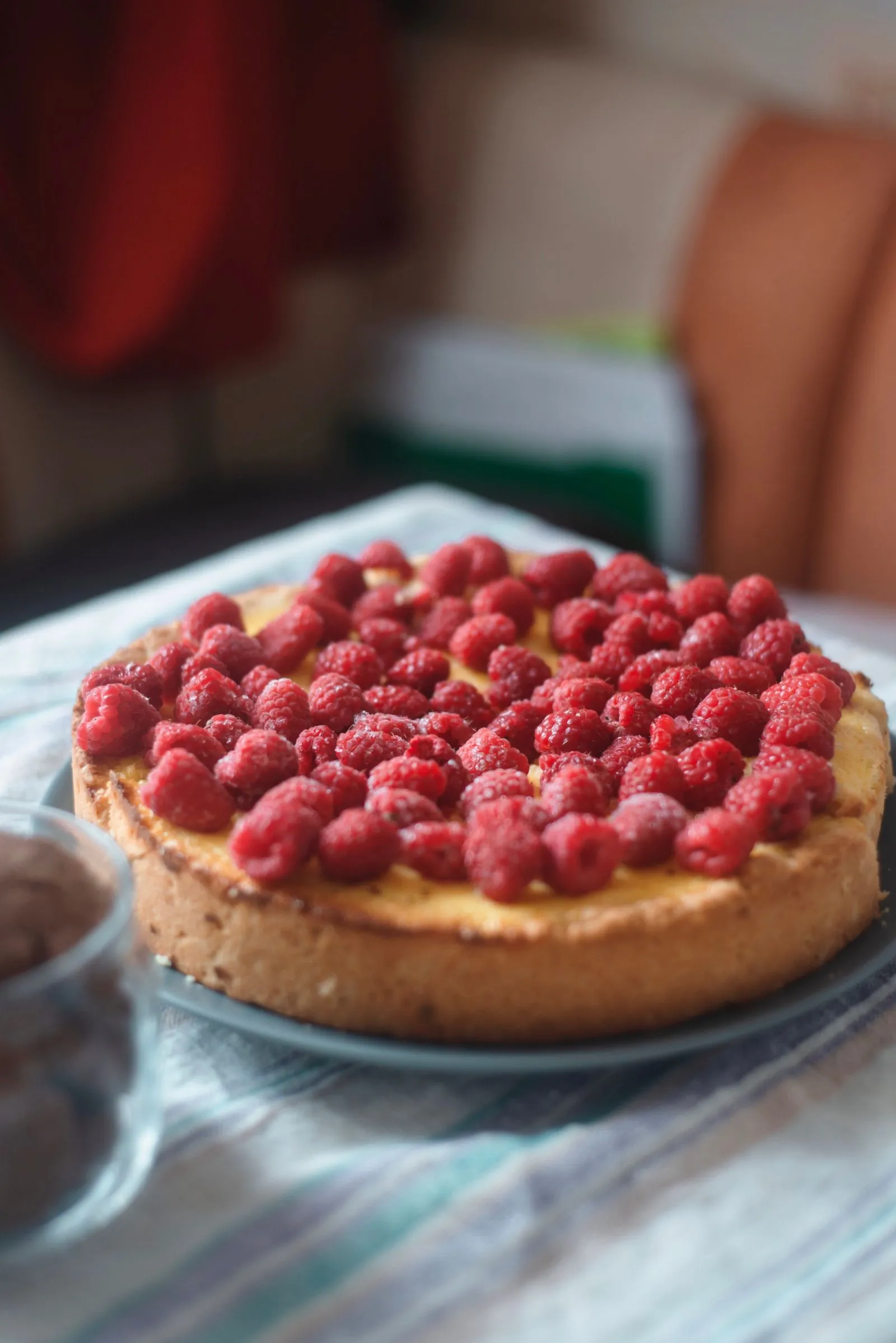 Käsekuchen mit frischen Himbeeren