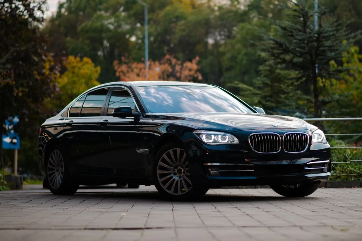 Schwarze BMW-7er-Limousine in der Abenddämmerung