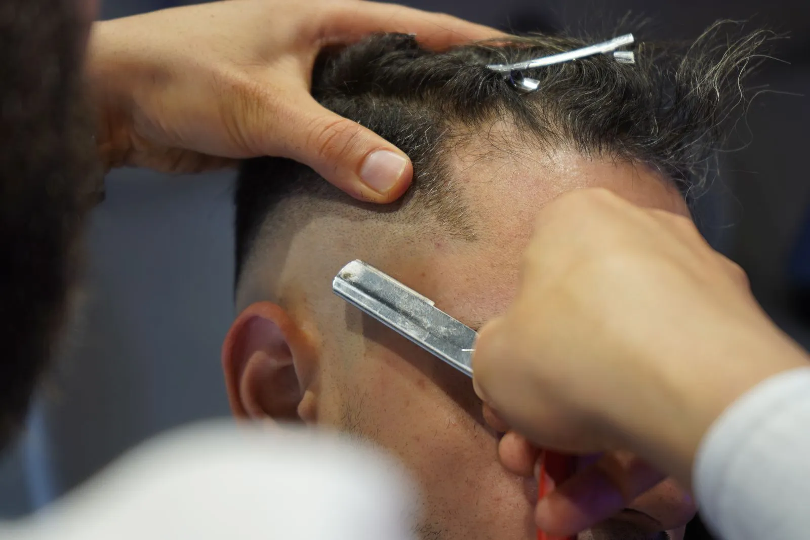 Haarlinie wird mit dem Rasiermesser nachgezogen