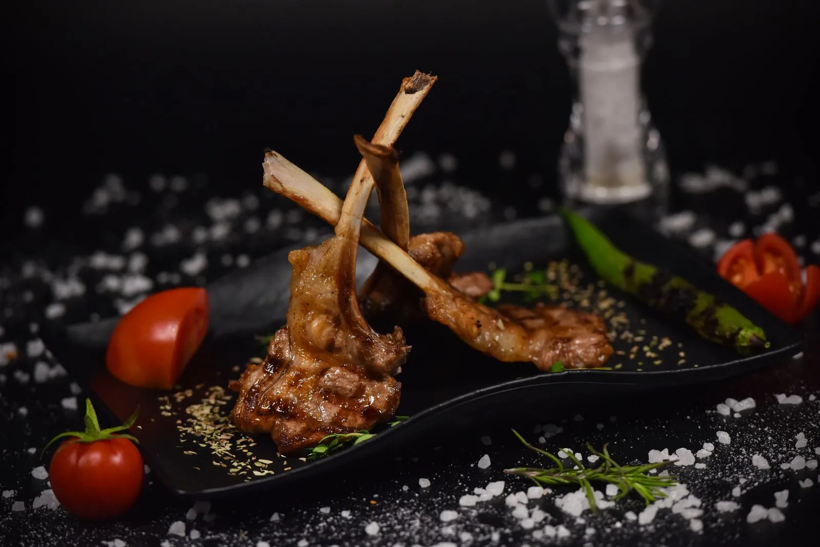 Lammkoteletts vom Grill mit Tomaten und Peperoni