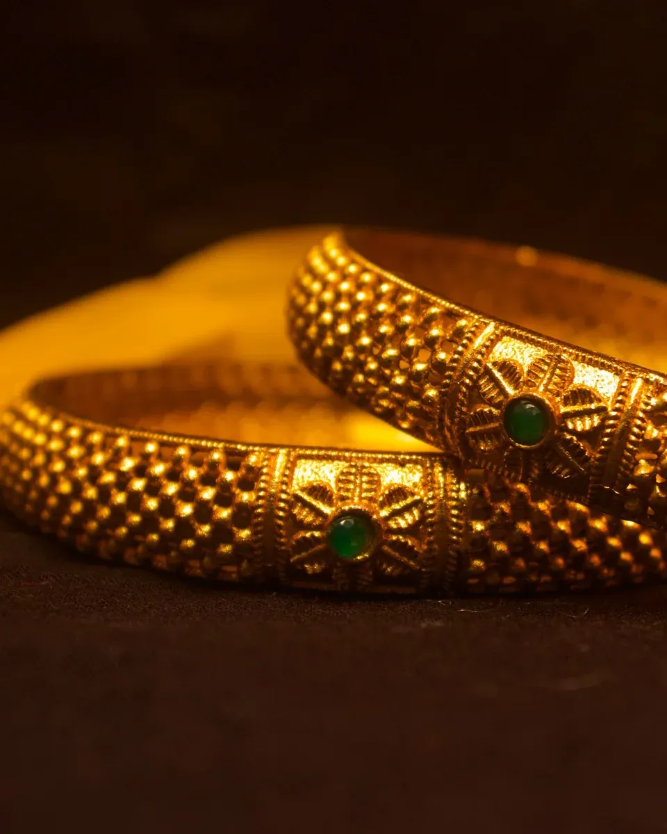 Zwei gemusterte Armreifen aus 22 Karat Gold