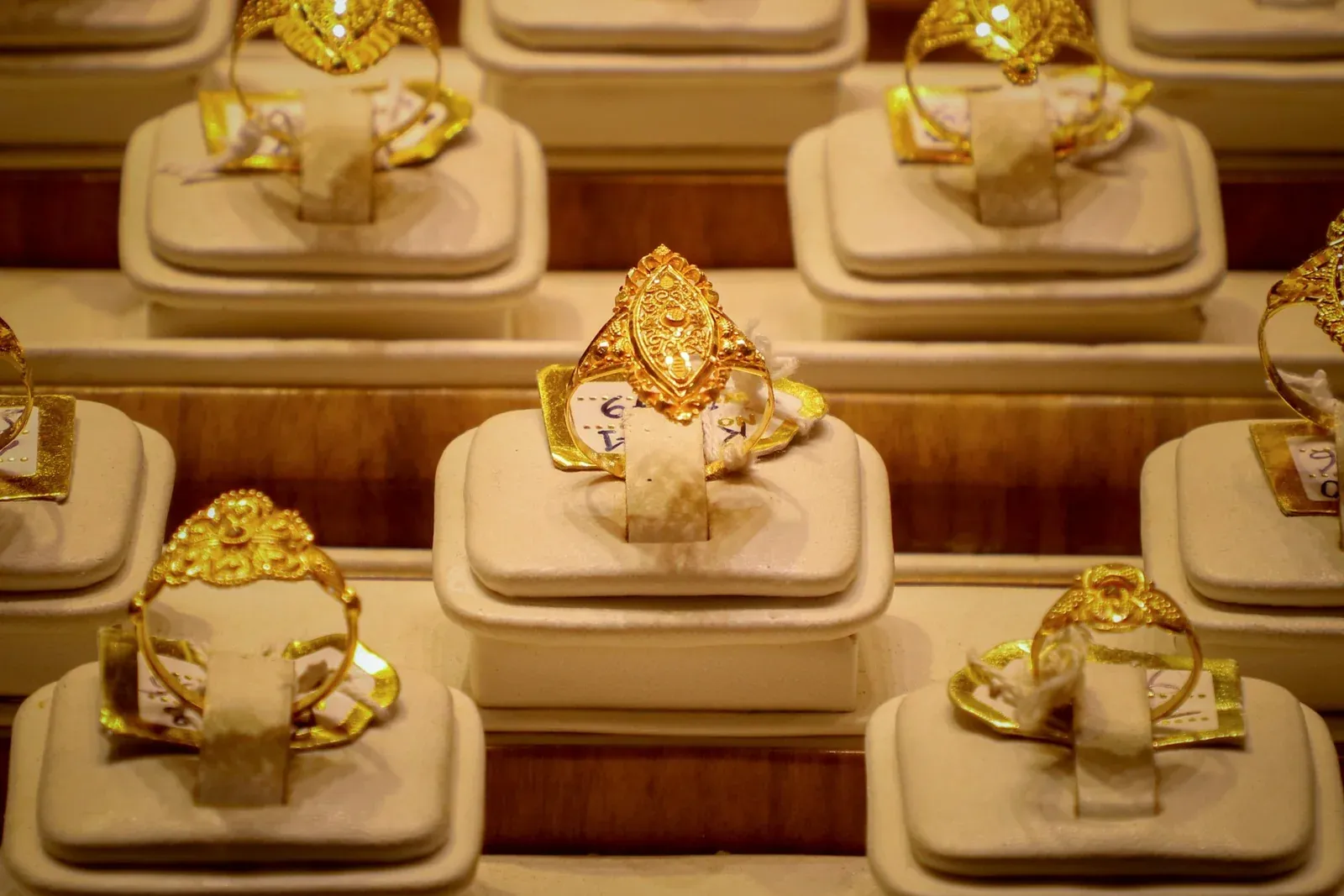 Goldene Ringe auf Präsentationskissen in einer Vitrine