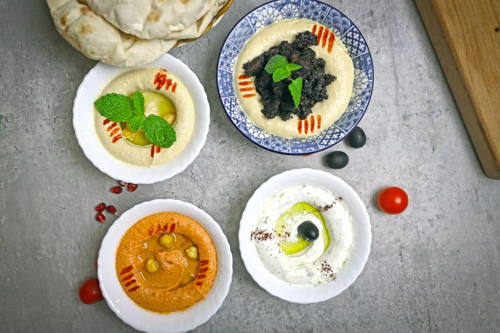 Humus und Meze in kleinen Schalen