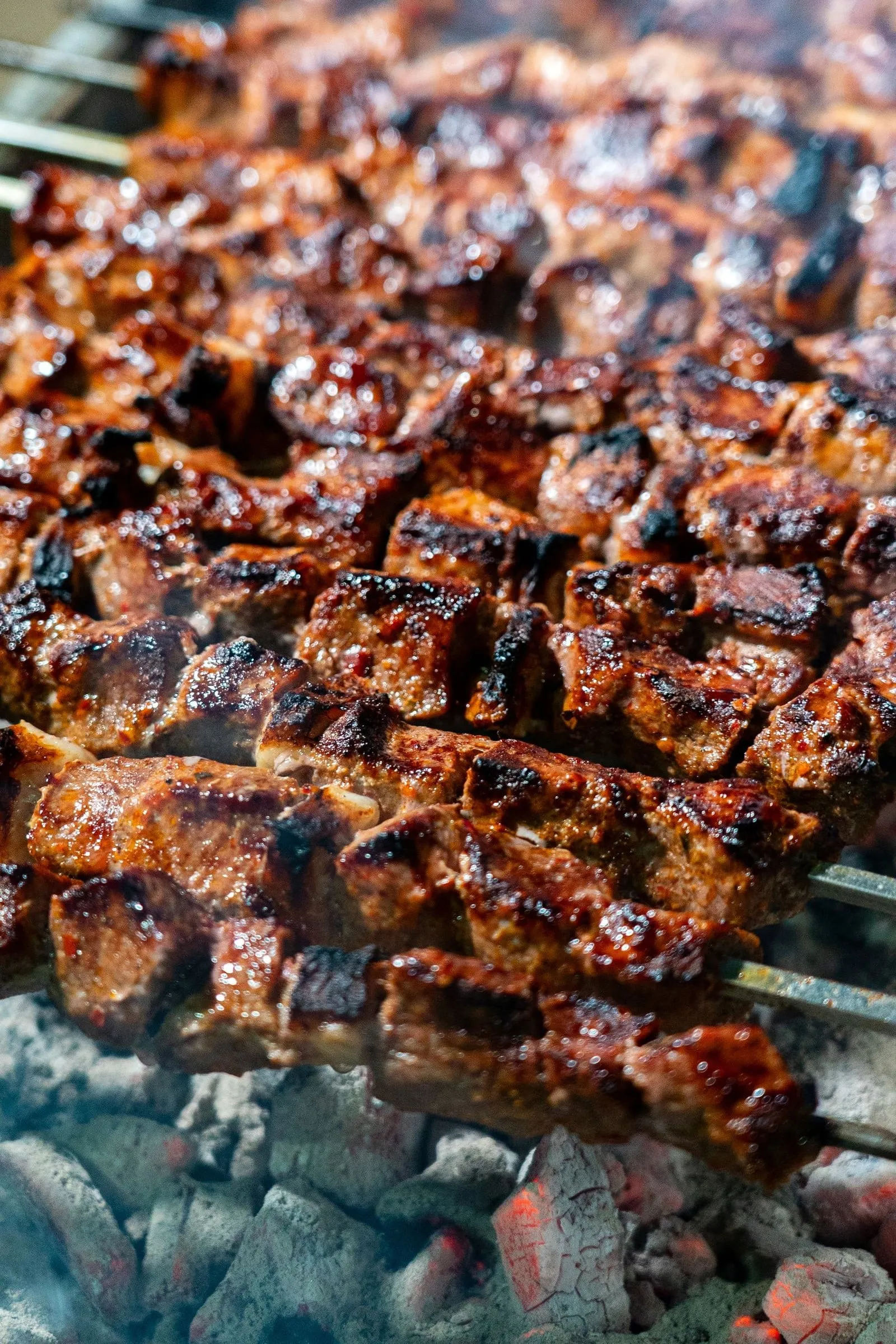 Spieße über glühender Holzkohle