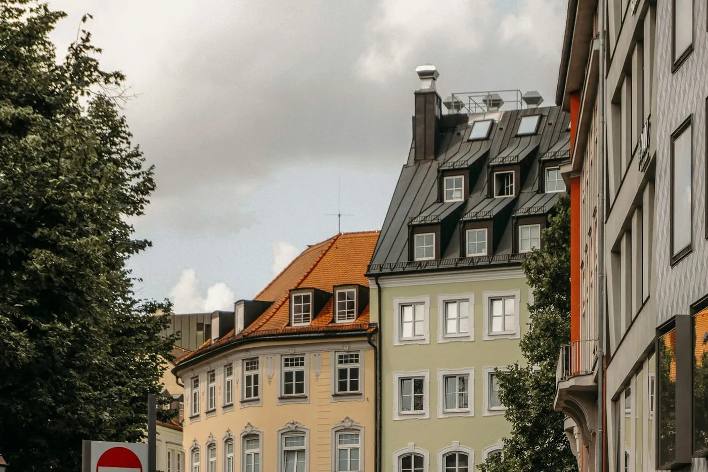Altbaufassaden und Bäume in einer Münchner Straße