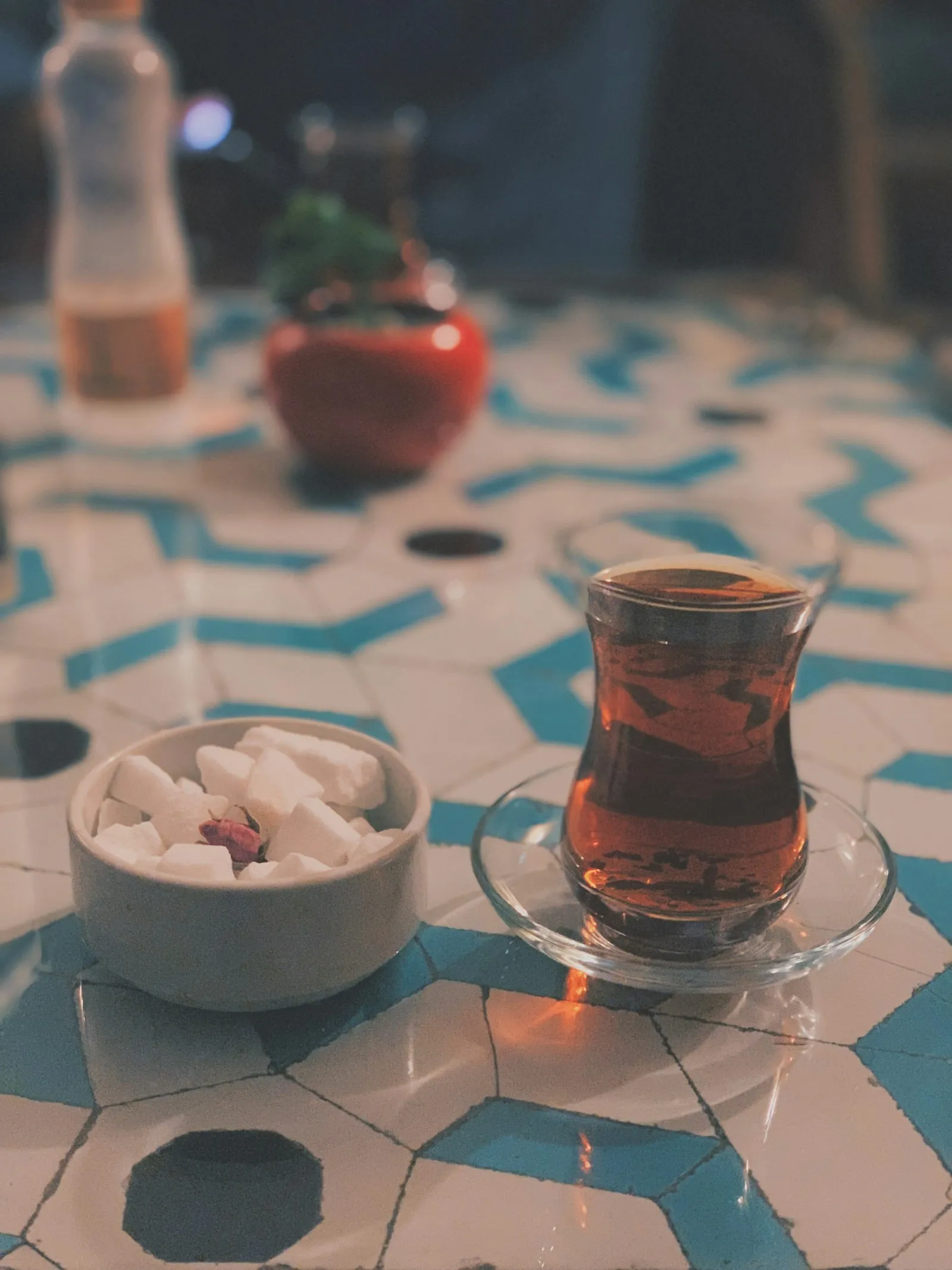 Türkischer Tee im Tulpenglas